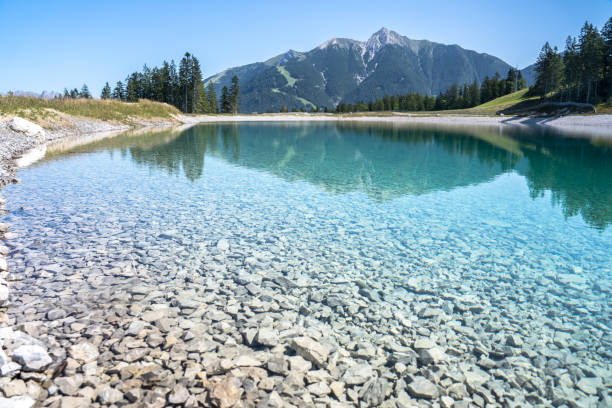 widok na krajobraz jeziora górskiego - spring wetterstein mountains water river zdjęcia i obrazy z banku zdjęć