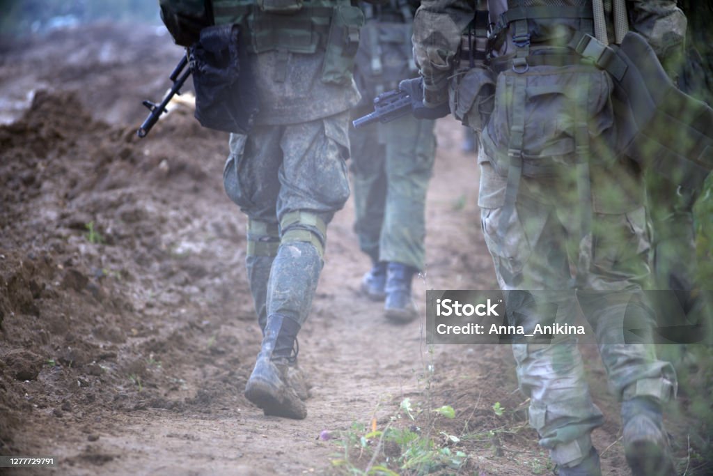 Joukko sotilaita tuliasemissa. - Rojaltivapaa avainsanalla Sota ja tyyppiä Kuvapankin valokuva Joukko sotilaita tuliasemissa. - Rojaltivapaa avainsanalla Sota ja tyyppiä Kuvapankin valokuva
