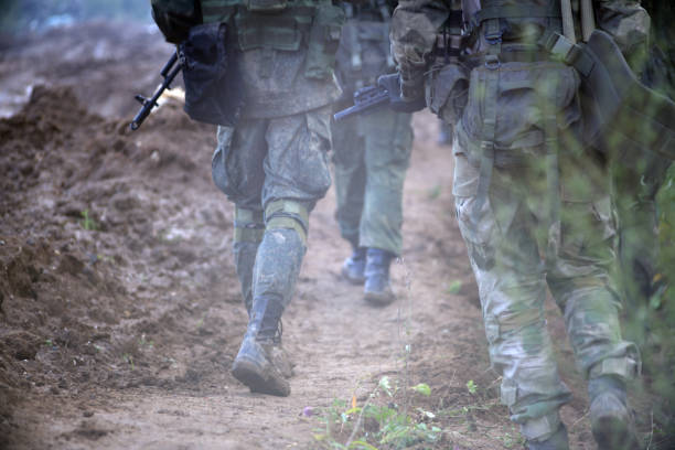 un groupe de soldats en position de tir. - soldat photos et images de collection