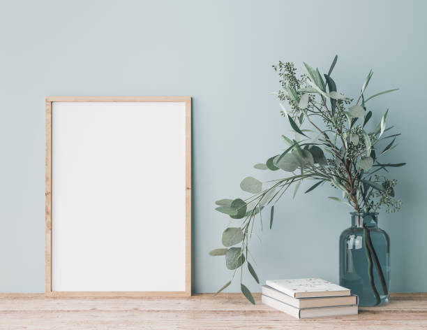 intérieur moderne de près avec eucalyptus dans le vase vert, les livres et le cadre en bois. étagère en bois et mur vert - eucalyptus wood photos et images de collection