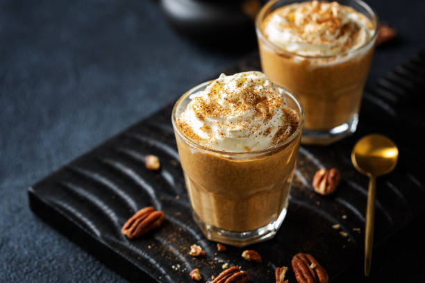 smoothie de citrouille dans le verre - coffee pumpkin latté autumn photos et images de collection