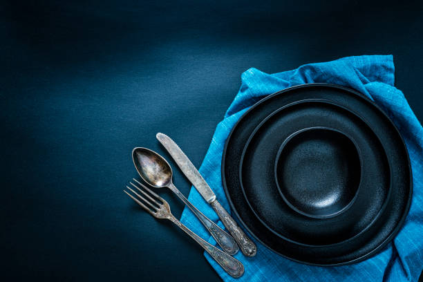 impostazione del posto nero scattata dall'alto sul tavolo scuro - neat good condition studio shot still life foto e immagini stock