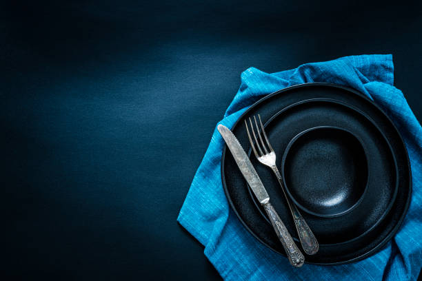 impostazione del posto nero scattata dall'alto sul tavolo scuro - neat good condition studio shot still life foto e immagini stock