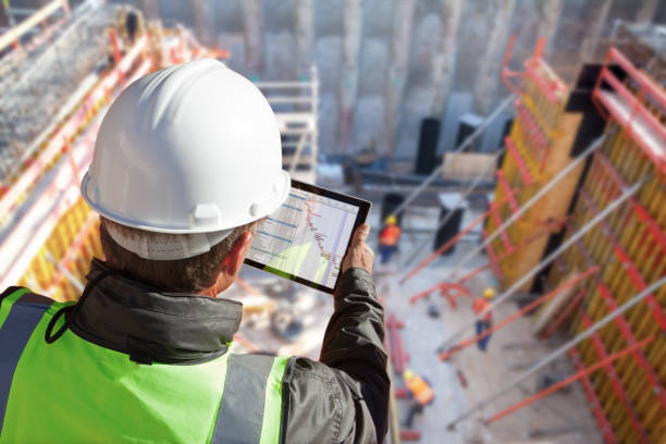 ingeniero arquitecto trabajador de la construcción en el sitio de construcción con la tableta - construction fotografías e imágenes de stock