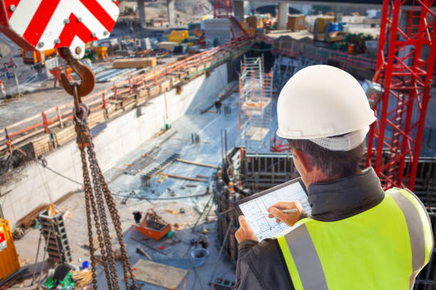 ingenieur architekt bauarbeiter auf baustelle mit tablet-computer - baustelle stock-fotos und bilder