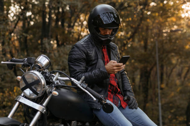 bello motociclista caucasico maschio montaggio sua moto - motorcycle biker sport city foto e immagini stock