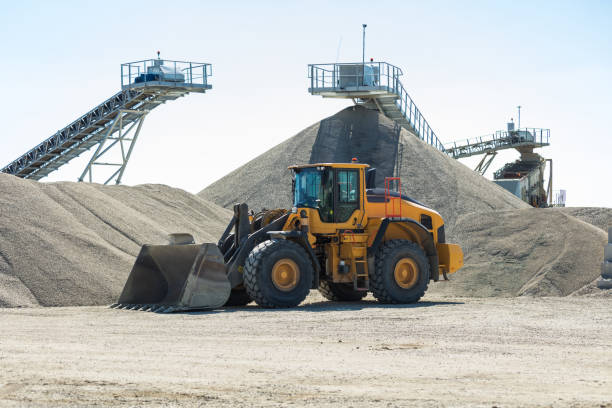 Open-pit mining An excavator at the front of a pile of gravel. Open-pit mining. No people. open pit mine photos stock pictures, royalty-free photos & images