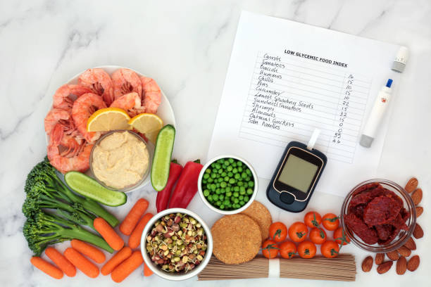 aliments diabétiques à faible glycémie avec dispositifs d’essai et liste gi - carbohydrate ingredient food state choice photos et images de collection