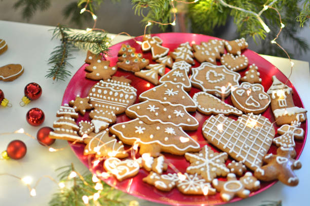biscoitos de gengibre de natal decorados no prato. - bolo de gengibre - fotografias e filmes do acervo
