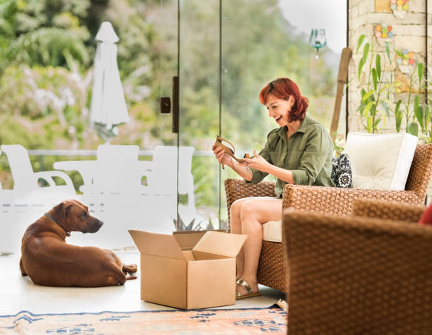 istock Happy with new online purchases 1277760847
