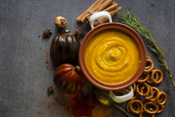 sopa de calabaza casera en una olla. recibos de otoño. ideas del menú de halloween. - pumpkin soup soup cup pumpkin fotografías e imágenes de stock