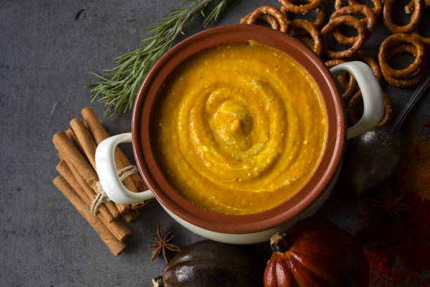 sopa de calabaza casera en una olla. recibos de otoño. ideas del menú de halloween. - pumpkin soup soup cup pumpkin fotografías e imágenes de stock