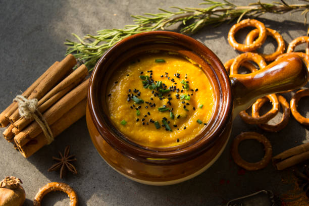 sopa de calabaza casera en una olla. recibos de otoño. ideas del menú de halloween. - pumpkin soup soup cup pumpkin fotografías e imágenes de stock