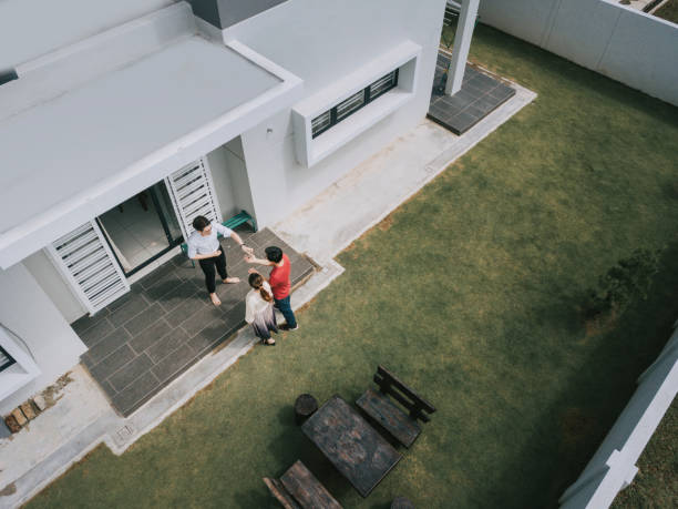 아시아 중국 부부는 새로운 집 외부 부동산 에이전트에서 집 열쇠를 수신 - residential home 이미지 뉴스 사진 이미지