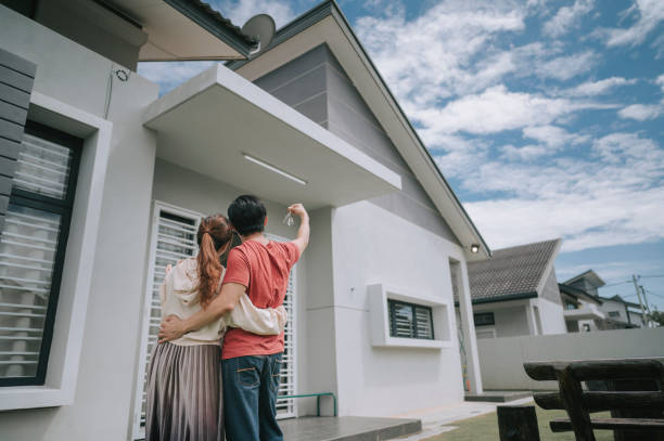 casal jovem chinês asiático acabou de receber chave casa para sua nova casa feliz - garden key - fotografias e filmes do acervo