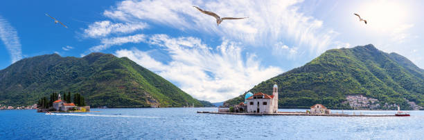 unsere liebe frau von den felsen und insel saint george in der nähe von perast, bucht von kotor, montenegro panorama - gospa od škrpjela stock-fotos und bilder