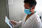 arzt-spricht-mit-einem-patienten-mit-digitalem-tablet.jpg?b=1&s=170x170&k=20&c=ydVNDRPJkpnUXWhQL5f6mvuhbdrX6gU8ZfdGdJ8T-r8=