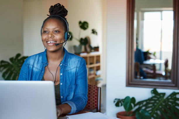 o melhor no negócio de suporte técnico - african descent customer service representative computer service - fotografias e filmes do acervo