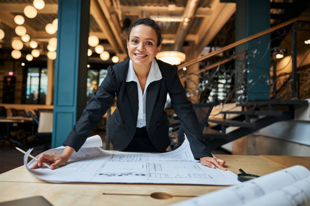 positiv erfreut internationale frauen auf dem tisch lehnen - architekturberuf stock-fotos und bilder