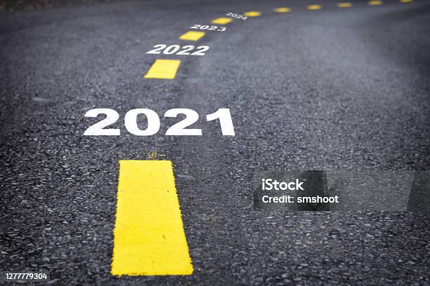 Road From 2021 To 2024 Happy New Year Concept And Natural Background Idea - Fotografias de stock e mais imagens de Planeamento