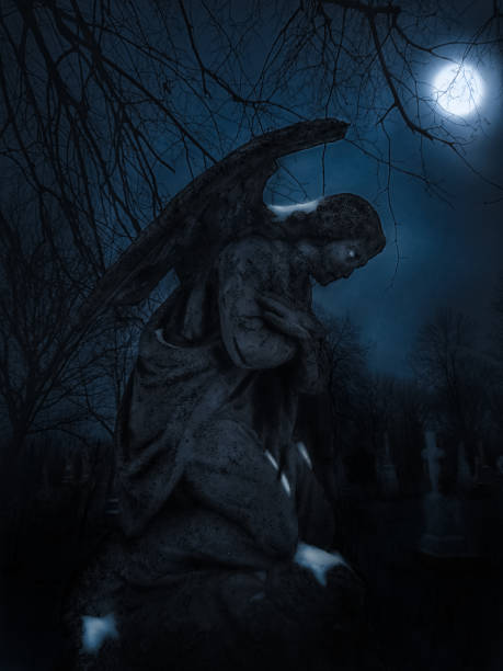 estatua de miedo en el cementerio por la noche. - sculpture gothic style grave spooky fotografías e imágenes de stock