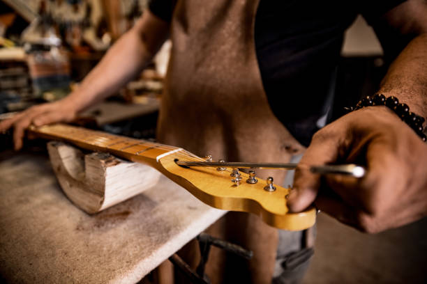 primer plano de carpenter building a guitar - fabricante de instrumentos fotografías e imágenes de stock