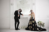 halloween-zombie-party-und-horror-halloween-paar-mit-make-up.jpg?b=1&s=170x170&k=20&c=SXqcGYUafdoW1hDpZBPPrvlqWKOgPcLLfvt34Pc7MHQ=