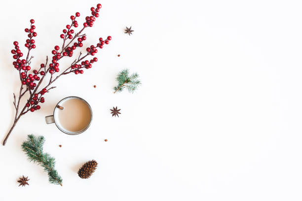 herbstkomposition. tasse kaffee, tannenbaum zweige, beeren auf weißem hintergrund. weihnachten, winterkonzept. flachliegen, ansicht von oben - beere pflanzenbestandteile fotos stock-fotos und bilder