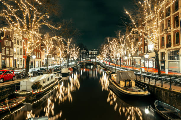 amsterdam canal at night with christmas lights on the trees - amsterdam holland city night imagens e fotografias de stock
