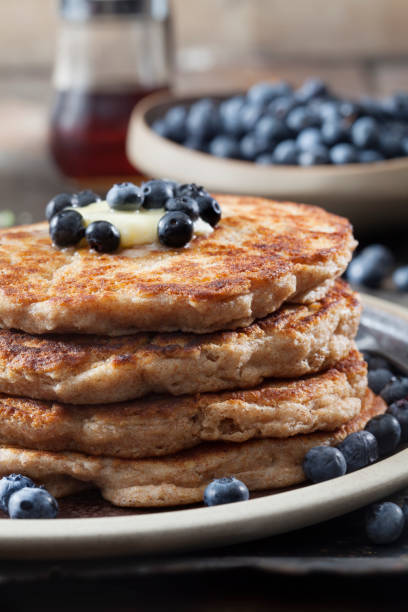 trigo entero, panqueques de buttermilk con arándanos frescos y jarabe de arce - pancake buttermilk buttermilk pancakes equipment fotografías e imágenes de stock