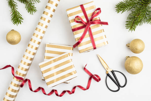 선물 상자, 리본, 종이 닭과 크리스마스 장식 크리스마스 배경 - rolled up paper wrapping paper color image 뉴스 사진 이미지