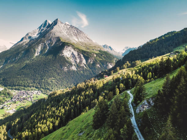ヴァレーのヴァル・デレンの山道 - european alps mountain mountain peak rock ストックフォトと画像