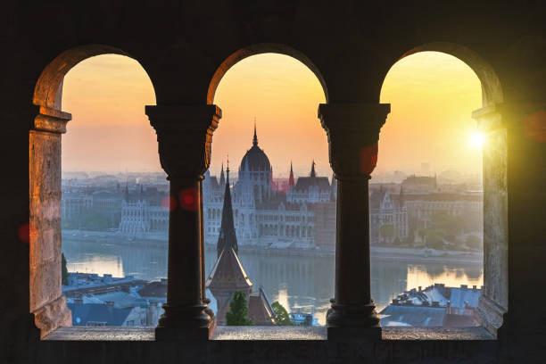 edifício do parlamento húngaro em budapeste - budapest - fotografias e filmes do acervo