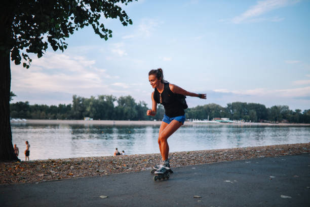 mulheres patinam após o trabalho - no rollerblading - fotografias e filmes do acervo