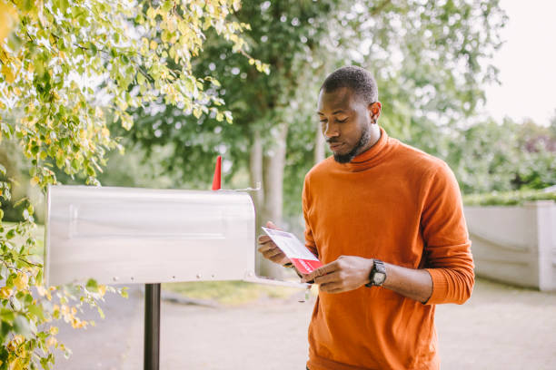 hombre afroamericano recibiendo papeleta de votación - cardigan men african ethnicity african descent fotografías e imágenes de stock