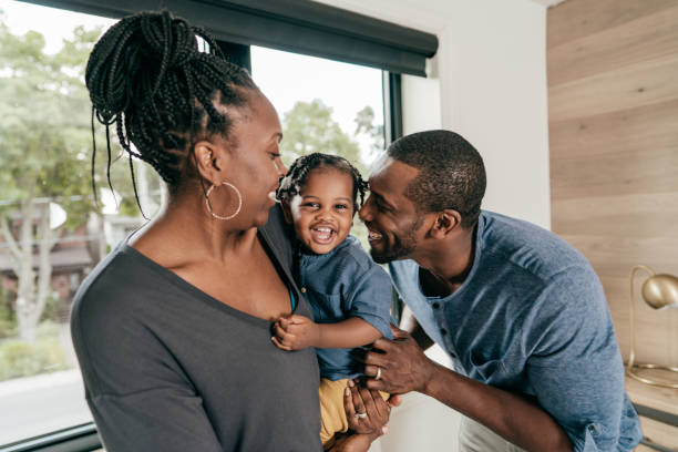 dad playing with toddler - two parent family couple family african ethnicity imagens e fotografias de stock