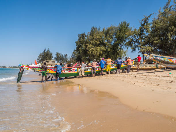 łodzie i rybacy - rowboat fishing africa fishing industry zdjęcia i obrazy z banku zdjęć