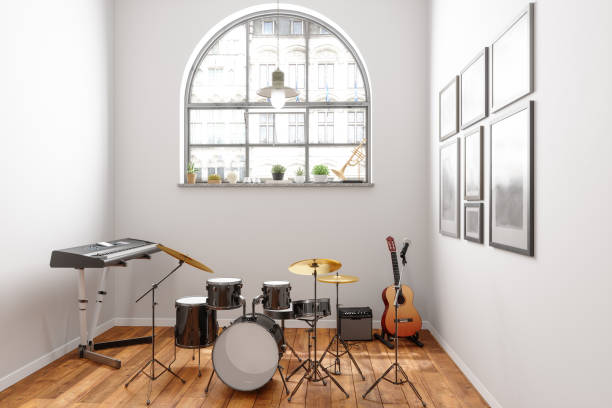 instrumentos musicales con teclado midi, guitarra, trompeta y batería en la habitación - baterias musicales fotografías e imágenes de stock