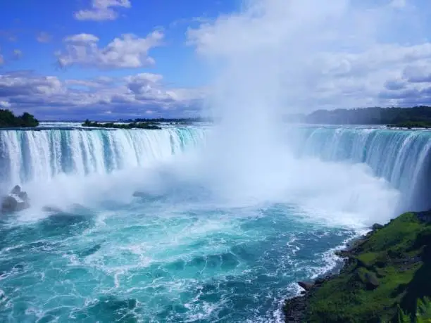 Watch the power of water in the frontier between Canada and USA.