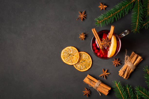 fond plat de noël de lay avec la tasse de vin rouge chaud, sapin, cannelle, orange, épices et espace de copie - concepts wine wood alcohol photos et images de collection