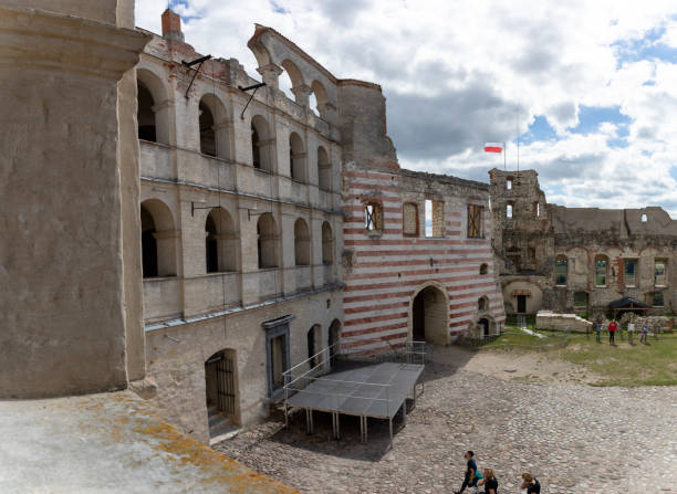View of courtyard in Janowiec castle. JANOWIEC, POLAND - AUGUST 28, 2020: Ruins of a Renaissance castle. View of courtyard in Janowiec castle. janowiec poland stock pictures, royalty-free photos & images