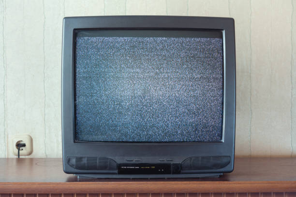 glith señal analógica de televisión en la pantalla de televisión en el cierre del soporte de madera - tv static fotografías e imágenes de stock