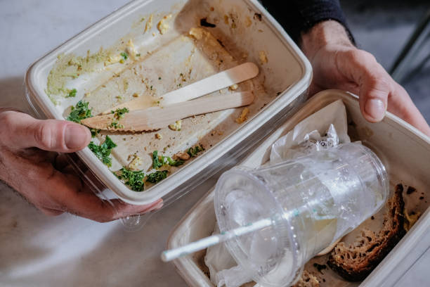 空の紙の食品容器は、食後にゴミ箱に - dirty paper paper plate food ストックフォトと画像