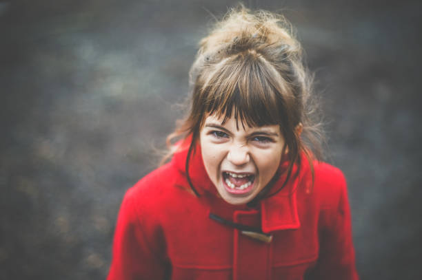 kleine brat mädchen schreien und mit einem tantrum - ungezogenes kind stock-fotos und bilder