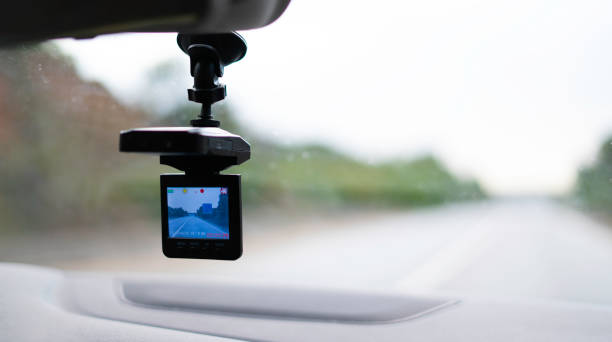 caméra vidéo de voiture (came de tableau de bord) à l’intérieur de la voiture sur l’autoroute avec le fond brouillé de la route d’autoroute, du point de vue du conducteur. concept de caméra de sécurité ... - on board camera photos et images de collection