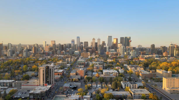 luftaufnahme der skyline der innenstadt von calgary bei sonnenuntergang von süden - financial district calgary business built structure stock-fotos und bilder