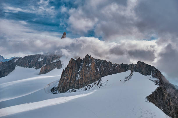 pico gigant tooth cercado por nuvens - courmayeur european alps mont blanc mountain - fotografias e filmes do acervo