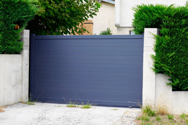 modern grey gate aluminum home portal gray house entrance - large aperture imagens e fotografias de stock