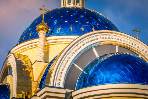 helle bulgarische orthodoxe kirchenkuppel – plovdiv, bulgarien - cathedral russian orthodox clear sky tourism stock-fotos und bilder