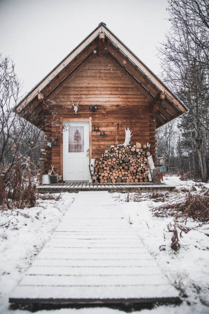 un'accogliente capanna di tronchi nella neve - winter chalet snow residential structure foto e immagini stock